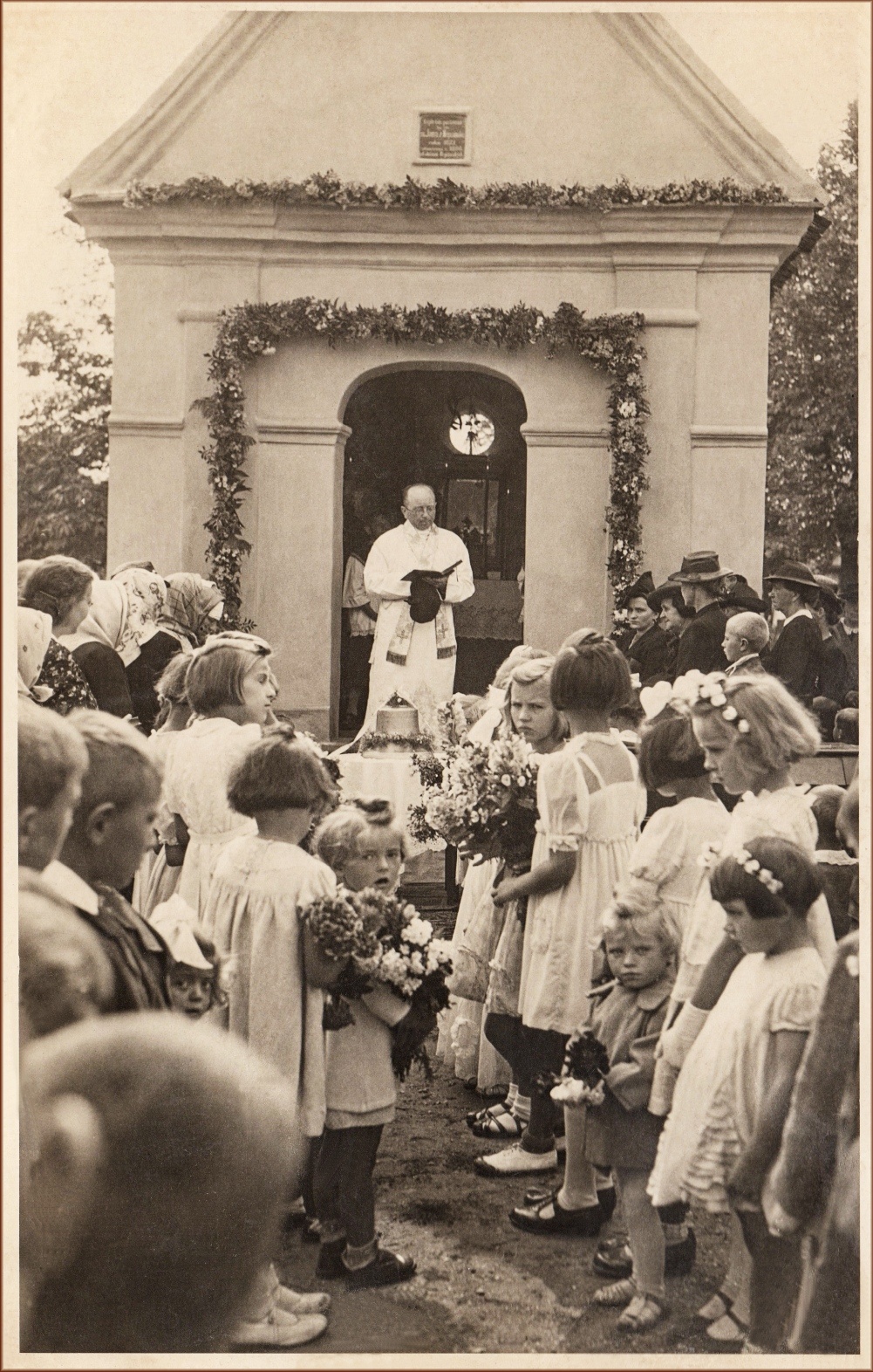 Vysvěcení nového zvonu farářem Dosedlou, r.1946